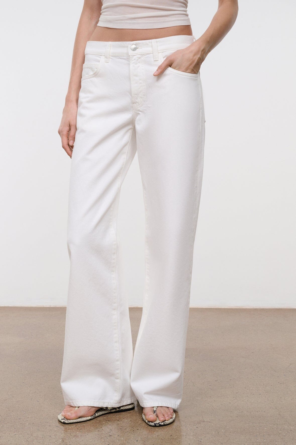 Gus Relaxed Jean | White