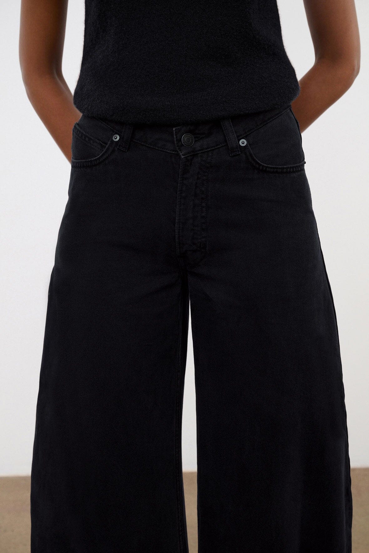 Jackson Barrel Jean | Studded Black